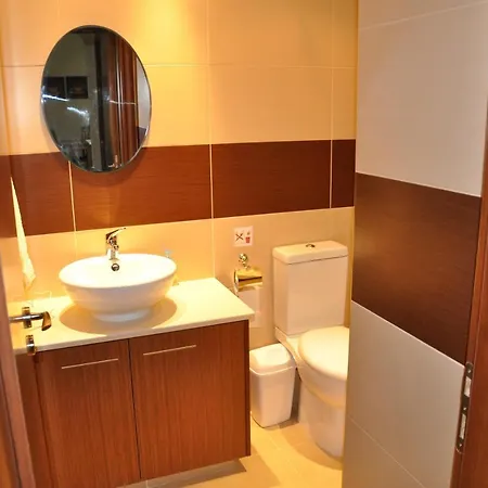 2 Bed, 2 Bath In Apartment *